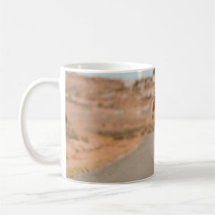 Caneca De Café Mulher de camisa branca correndo na estrada pela m