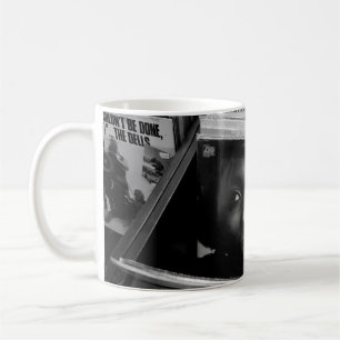 CANECA DE CAFÉ MULHER DE CAMISA NEGRA NA FRENTE DOS LIVROS
