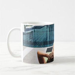Caneca De Café Mulher deitada no salão castanho
