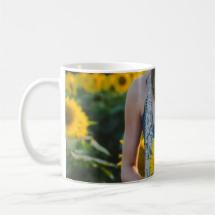 Caneca De Café Mulher em pé no campo de girassol