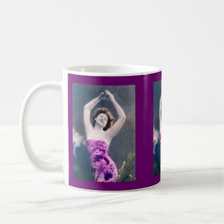 Caneca De Café mulher em sarong roxo, braços levantados como se d