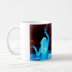 Caneca De Café mulher hippie azul acenando sinais de paz