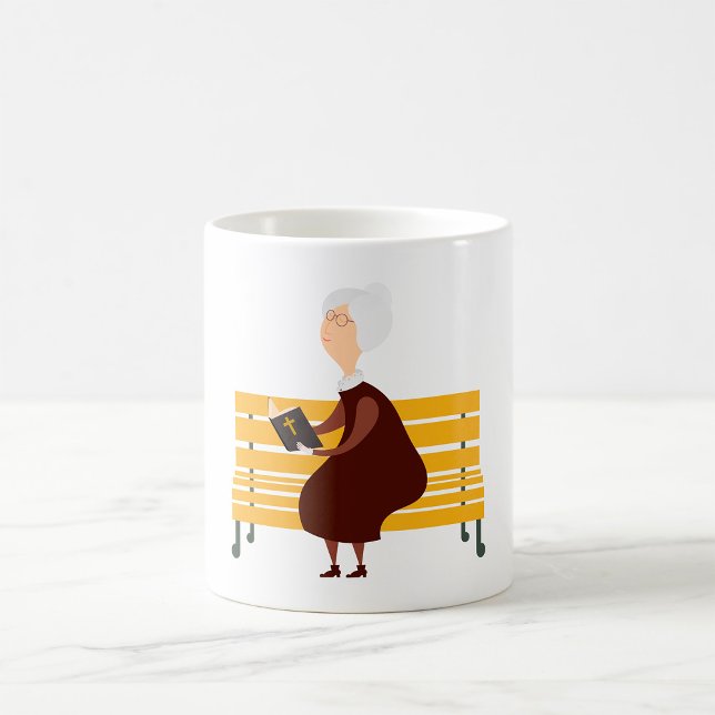Caneca De Café Mulher Idosa Lendo A Bíblia (Criador carregado)