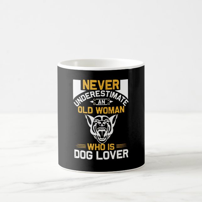 Caneca De Café Mulher Idosa Que Ama Cachorros (Centro)