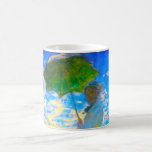Caneca De Café Mulher Monet com Parasol<br><div class="desc">Uma caneca de café da família,  com a esposa de Claude Monet,  Camille,  segurando um parasol,  e o seu filho,  Jean,  a caminhar num campo verde vibrante,  sendo soprados pelo vento num dia de Verão. Um presente de Monet excelente para fãs do impressionismo e da arte francesa.</div>