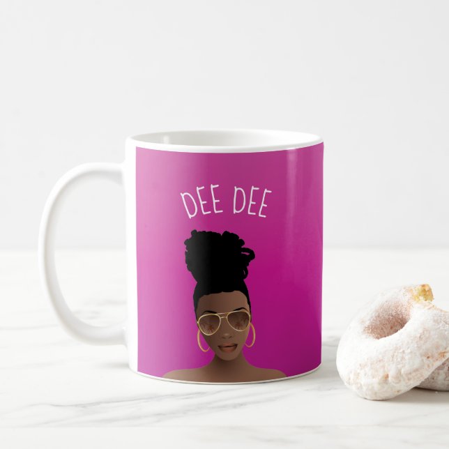 Caneca De Café Mulher Negra, Dourada Sombreada e Arma Alta, Rosa  (Com Donut)
