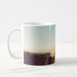 Caneca De Café Mulher parada no deserto segurando flare