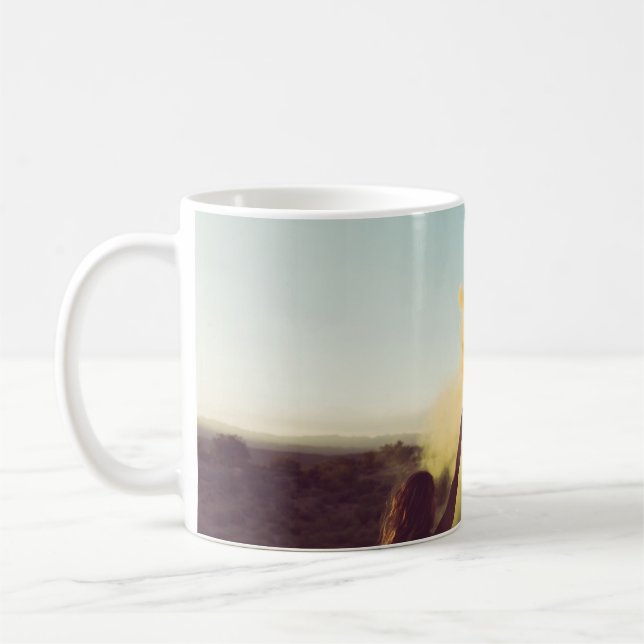 Caneca De Café Mulher parada no deserto segurando flare (Esquerda)