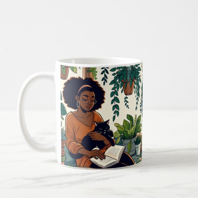 Caneca De Café Mulher Relaxando com seu gato, livro e plantas (Esquerda)