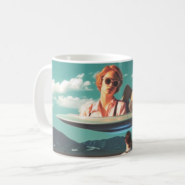 Caneca De Café Mulher Relaxando em OVNI no Deserto (Frente Esquerda)