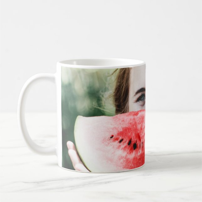 Caneca De Café Mulher segurando melancia fatiada (Esquerda)