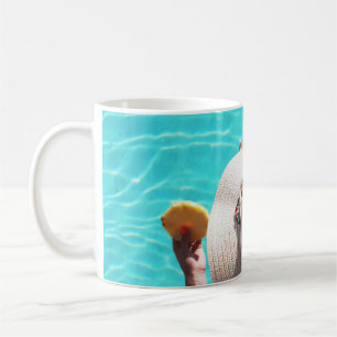 Caneca De Café Mulher sentada ao lado da piscina de natação