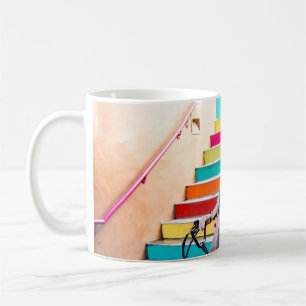 Caneca De Café Mulher vestindo jaqueta de denim azul e calções 