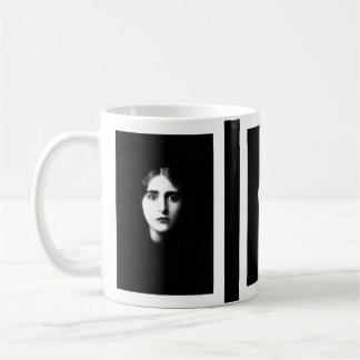 Caneca De Café Mulher vitoriana com expressão assombrosa