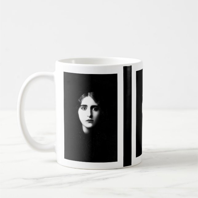 Caneca De Café Mulher vitoriana com expressão assombrosa (Esquerda)