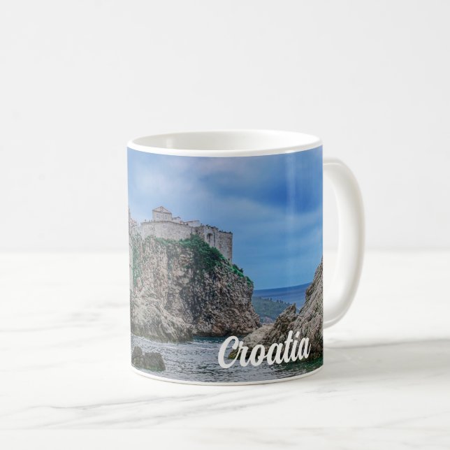 Caneca De Café Muros de fortaleza, costa rochosa e mar na Croácia (Frente Esquerda)