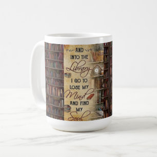 Caneca De Café Na Biblioteca Irei