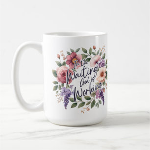 Caneca De Café Na Esperança Deus está Trabalhando Cristão Floral