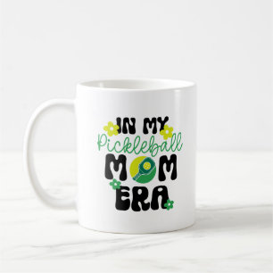 Caneca De Café Na Minha Era de Mãe de Pickleball Floral Groovy Re