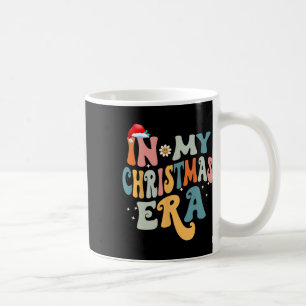 Caneca De Café Na Minha Era de Natal Groovy Família Correspondent