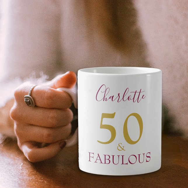 Caneca De Café Na moda 50 e Fabuloso Dourado 50º aniversário (50 and fabulous stylish burgundy and gold typography script custom name coffee mug for 50th birthday)