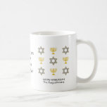 Caneca De Café Na moda Personalizar HANUKKAH<br><div class="desc">Na moda HAPPY HANUKKAH, caneca de café, mostrando dourado sujo e ESTRELA prateada de DAVID e MENORAH em um padrão ladrilhado contra fundo branco plano. O texto lê HAPPY HANUKKAH com um nome de marcador de posição e é PERSONALIZÁVEL, para que você possa PERSONALIZÁ-lo adicionando seu nome ou outro texto....</div>