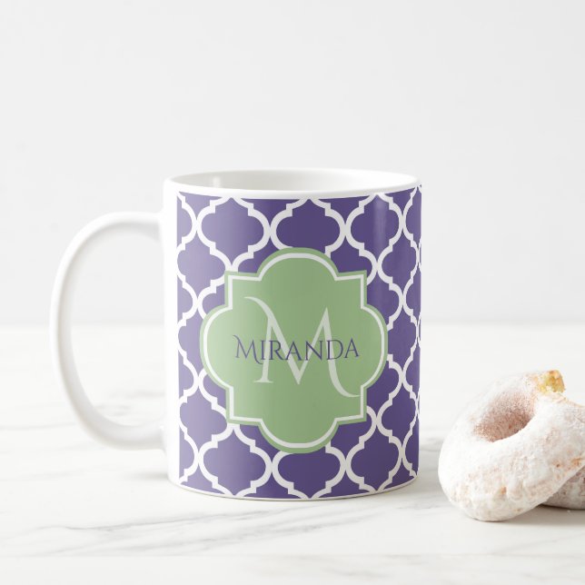 Caneca De Café Na moda Purple Quatrefoil e Nome Monograma Verde (Com Donut)