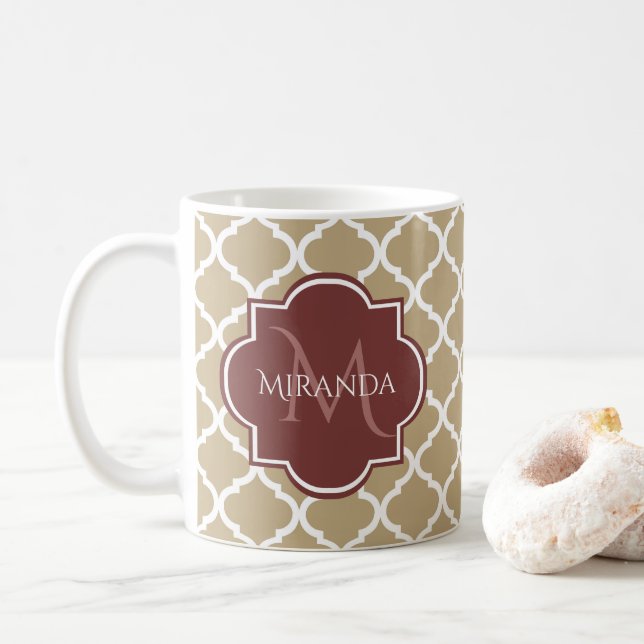 Caneca De Café Na moda Tan Quatrefoil Monograma e Nome da Borgonh (Com Donut)