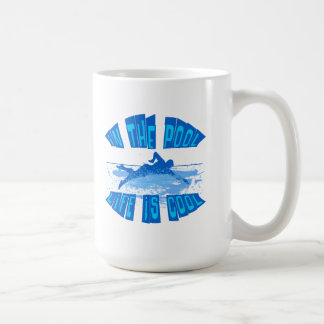 CANECA DE CAFÉ NA PISCINA, A VIDA É LEGAL
