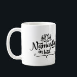 Caneca De Café Namaste Funny Cote Mug<br><div class="desc">Este "Namast'ay In Bed Mumba" é na moda,  miserável,  e exatamente o que falta à sua mão esquerda. Yogis e yogi querem tanto tomar chá (ou café) dessa caneca em uma manhã de sábado preguiçosa e tonta.</div>