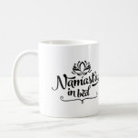 Caneca De Café Namaste Funny Cote Mug<br><div class="desc">Este "Namast'ay In Bed Mumba" é na moda, miserável, e exatamente o que falta à sua mão esquerda. Yogis e yogi querem tanto tomar chá (ou café) dessa caneca em uma manhã de sábado preguiçosa e tonta.</div>