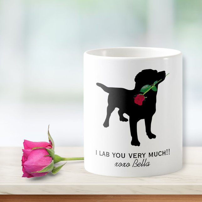 Caneca De Café Namorados Preto Cachorro segurando Rosa vermelha (Criador carregado)
