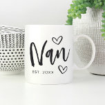 Caneca De Café Nan Year Criou Vovó<br><div class="desc">Crie um doce nome para a vovó com este simples design que apresenta "Nan" em letras desenhadas à mão,  acentuadas com corações. Personalize com o ano em que ela se tornou avó por um Dia de as mães fofo ou presente de anúncio de gravidez.</div>