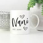 Caneca De Café Nani Estabeleceu Vovó<br><div class="desc">Crie um doce acento para a vovó com este simples design que apresenta "Nani" em letras desenhadas à mão, acentuadas com corações. Personalize com o ano em que ela se tornou avó por um Dia de as mães fofo ou presente de anúncio de gravidez.</div>