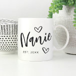 Caneca De Café Nanie Estabeleceu Vovó<br><div class="desc">Crie um doce acento para a vovó com este simples design que apresenta "Nanie" em letras desenhadas à mão, acentuadas com corações. Personalize com o ano em que ela se tornou avó por um Dia de as mães fofo ou presente de anúncio de gravidez.</div>