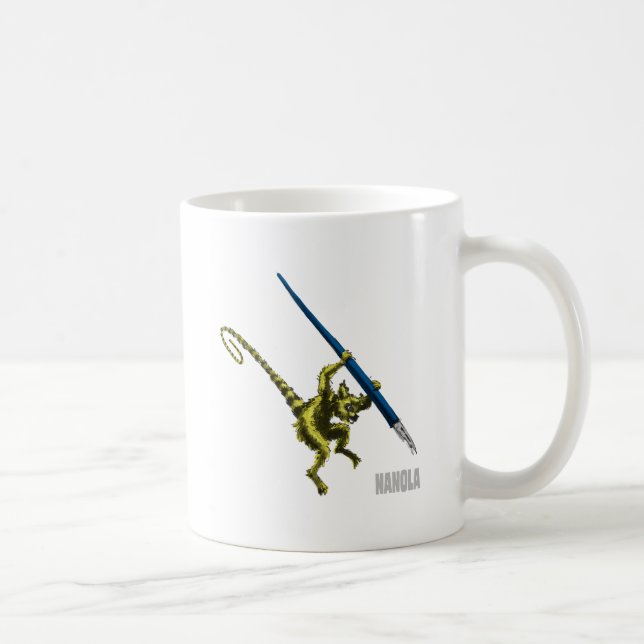 Caneca De Café NaNoLA - Lemur com caneta de fonte (Direita)