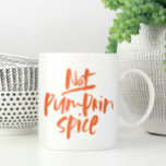 Caneca De Café Não é uma queda engraçada de espinha<br><div class="desc">Doente de todas as coisas picadas de abóbora? Acha que o PSL está superestimado? Junte-se à rebelião. Avise a todos que abóboras são para colher e porches e não sua caneca. Uma escritura moderna "não picante de abóbora" atinge o tom perfeito para esta caneca de bobo. Faz um presente de...</div>