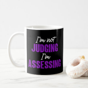 Caneca De Café Não estou julgando, trabalhador social engraçado