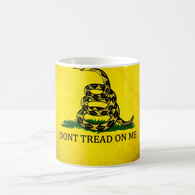 Caneca De Café Não pise em mim a bandeira de Gadsden - afligida (Centro)