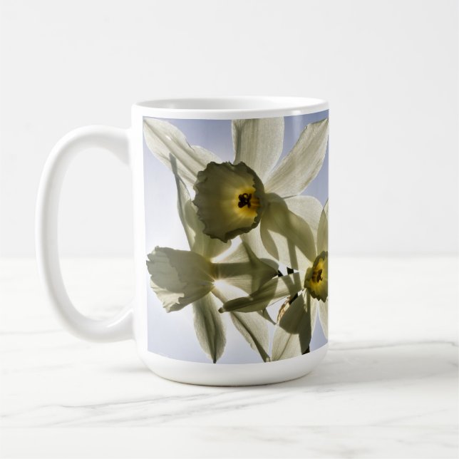 Caneca De Café Narcissen die bloeien met een lente blauwe lucht  (Esquerda)