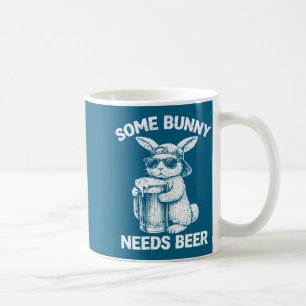Caneca De Café (nas costas) algum coelho precisa de cerveja coelh
