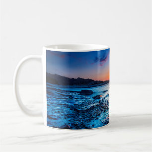 Caneca De Café Nascer do sol sobre o horizonte no litoral no