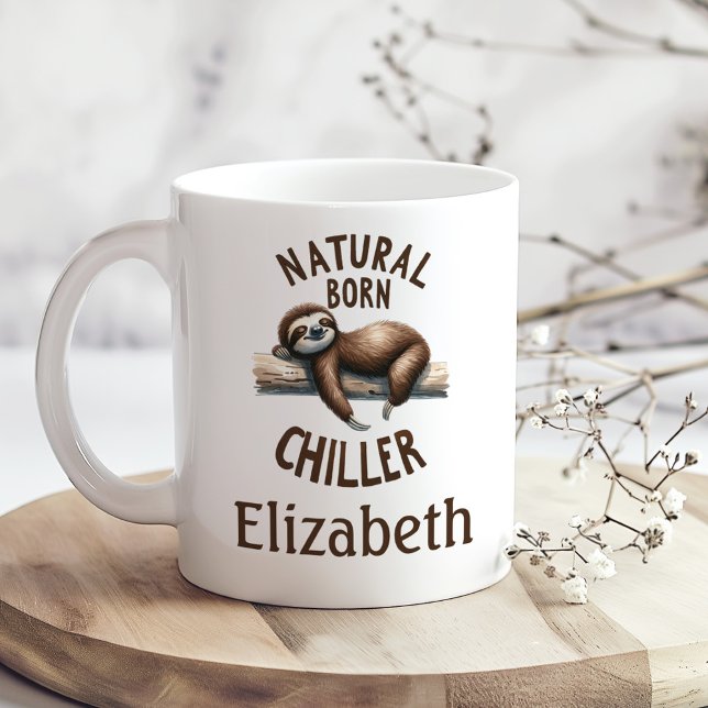Caneca De Café "Nascer Natural Chiller" Lama e nome personalizado ("Natural Born Chiller" Cute Sloth & Custom Name Coffee Mug on a boho wooden kitchen table.)
