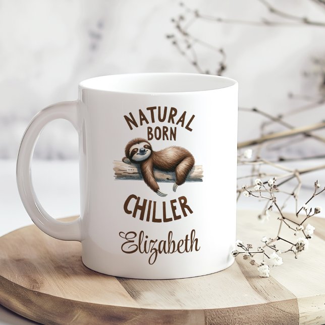 Caneca De Café "Nascer Natural Chiller" Nome da Lama e Script ("Natural Born Chiller" Cute Sloth & Script Name Coffee Mug on a boho kitchen table with tiny flowers)