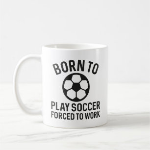 Caneca De Café Nascer Para Jogar Futebol Forçado A Trabalhar