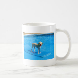 Caneca De Café Natação branca do cão de Cockapoo em uma jangada
