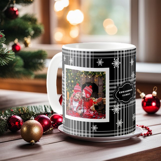 Caneca De Café Natal da família de colagens de fotos (Family photo collage family name buffalo plaid Christmas coffee mug.)