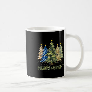 Caneca De Café Natal Da feliz E Feliz De Árvore De Natal De Camo
