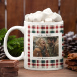 Caneca De Café Natal do Monograma Russo da Xadrez Moderna<br><div class="desc">Apresentando sua própria foto com um monograma inicial cercado por galhos junto com um sobrenome e data estabelecida, e bela xadrez de fazenda. Adicione seu texto personalizado a este design usando as caixas "Editar este modelo design" no lado direito do item ou clique no botão azul "Personalizá-lo" para organizar o...</div>