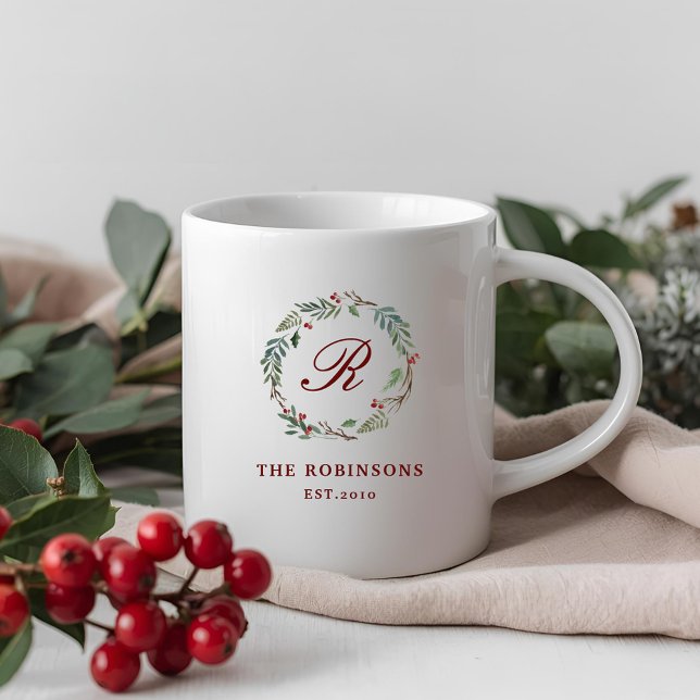 Caneca De Café Natal Winter Berry Wreath Family Name Monograma (Criador carregado)